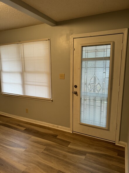 Entryway - 4039 Pershing Ave