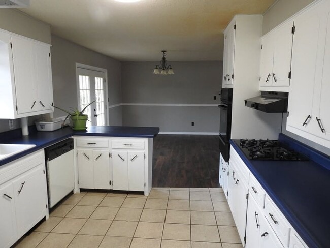 Building Photo - Move-in Ready!  3-Bed, 2-Bath Farmington Home.  Fenced-in backyard + 2x Car Garage