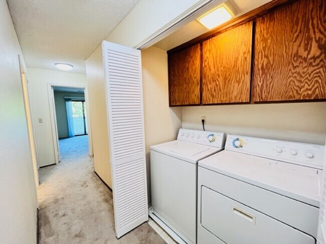 Building Photo - Move-In Ready, 2BD/2BA, Upper-Level, Singl...