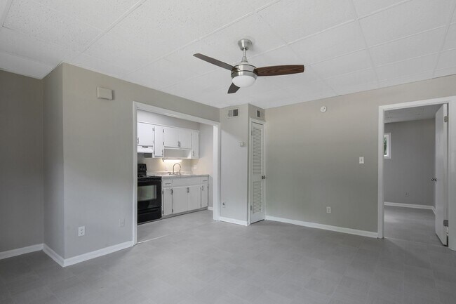 Building Photo - 210 Colonial Dr
