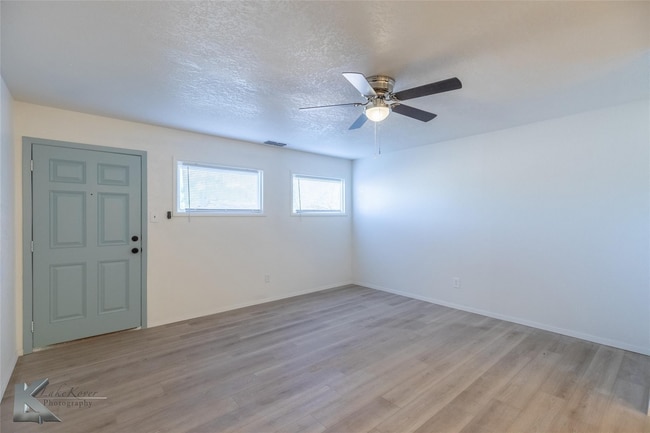 Building Photo - Furnished 3 bedroom 2 bathroom