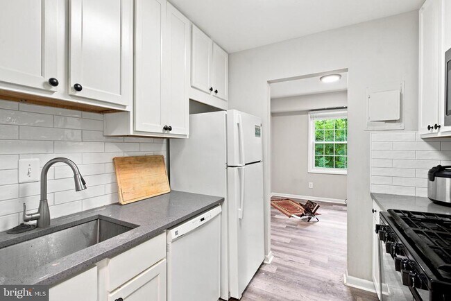 Building Photo - 3814 Lyndhurst Dr