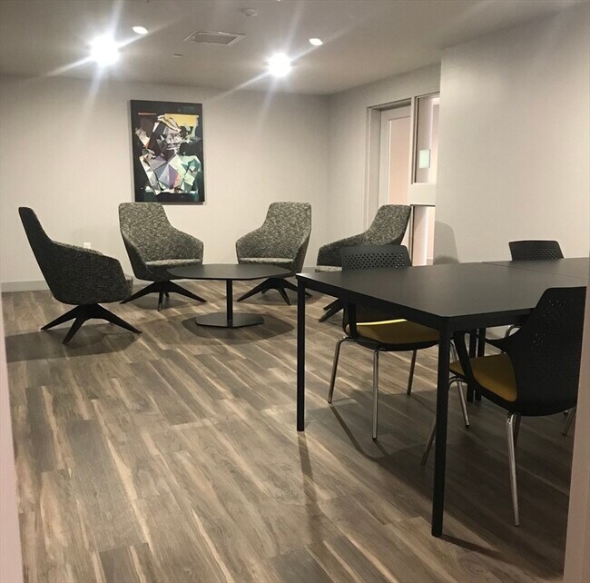 Building Photo - 466 River St