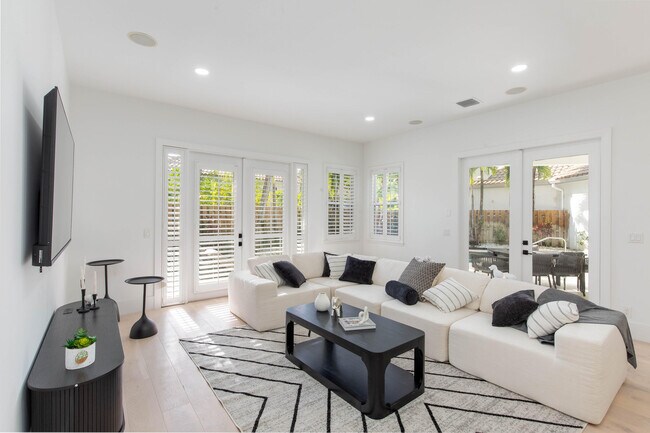 Building Photo - 2443 Players Ct