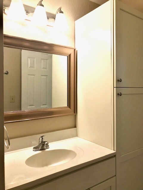 Building Photo - 3 bed 1.5 bath Townhouse in Richmond - AVA...