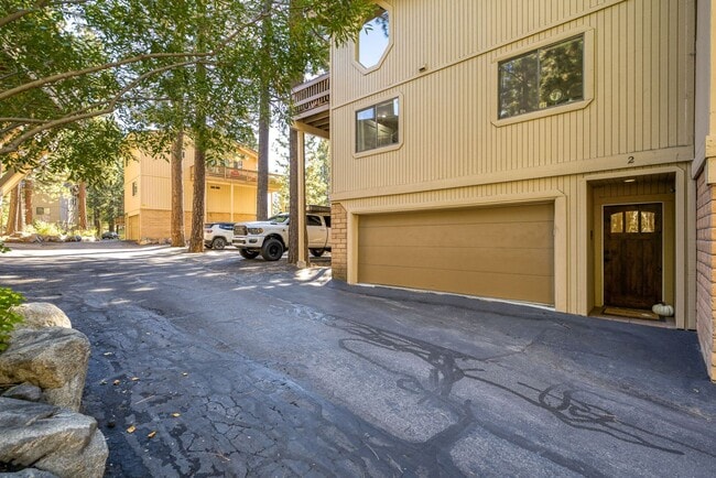 Building Photo - 3 Bed 2 Bath Seasonal Rental