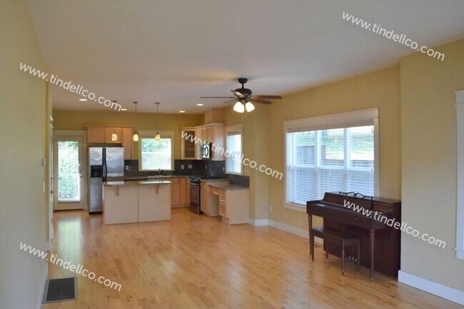 Building Photo - Beautiful and Spacious 3 Bedrooms, 2.5 Bathrooms in Raleigh Hills!