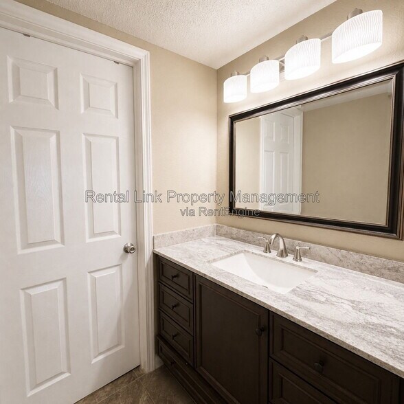 Building Photo - 2264 Winkler Ave