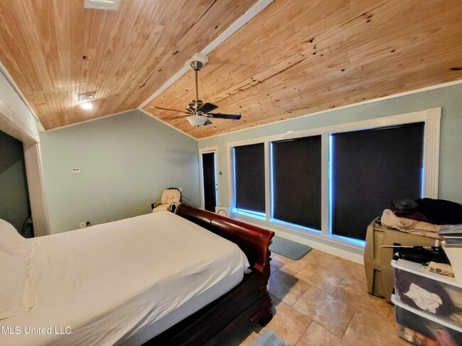 Building Photo - Riverfront Living with Private Boat Launch