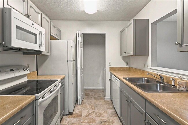 Building Photo - 3001 Oak Park Ct