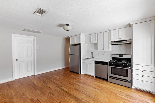 Building Photo - 1305 Idylwild St