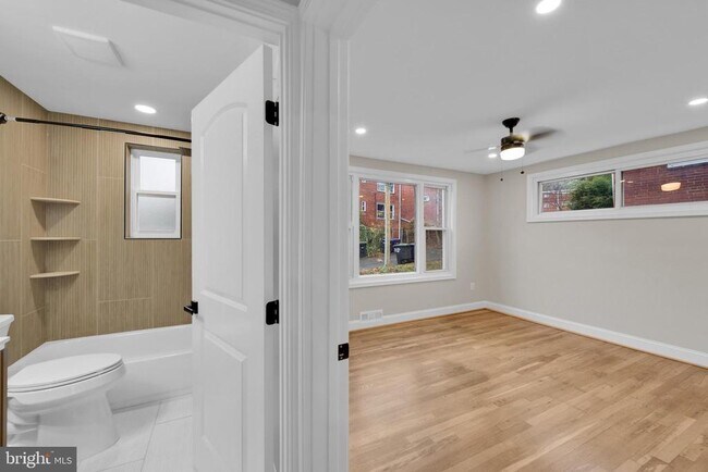 Building Photo - 119 Victor St NE