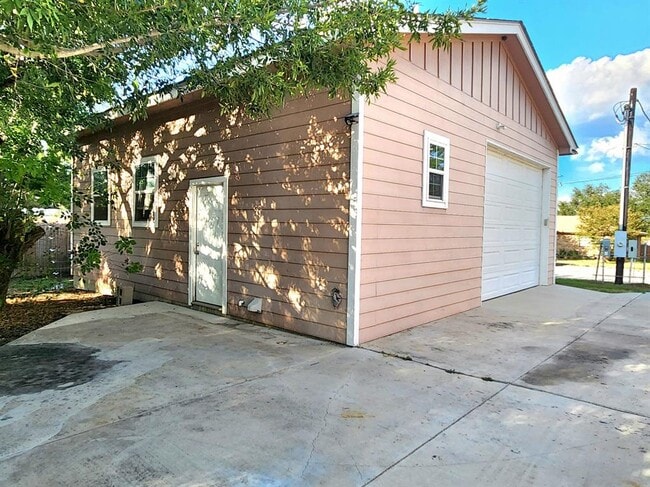 Building Photo - 6 Sunflower Cir