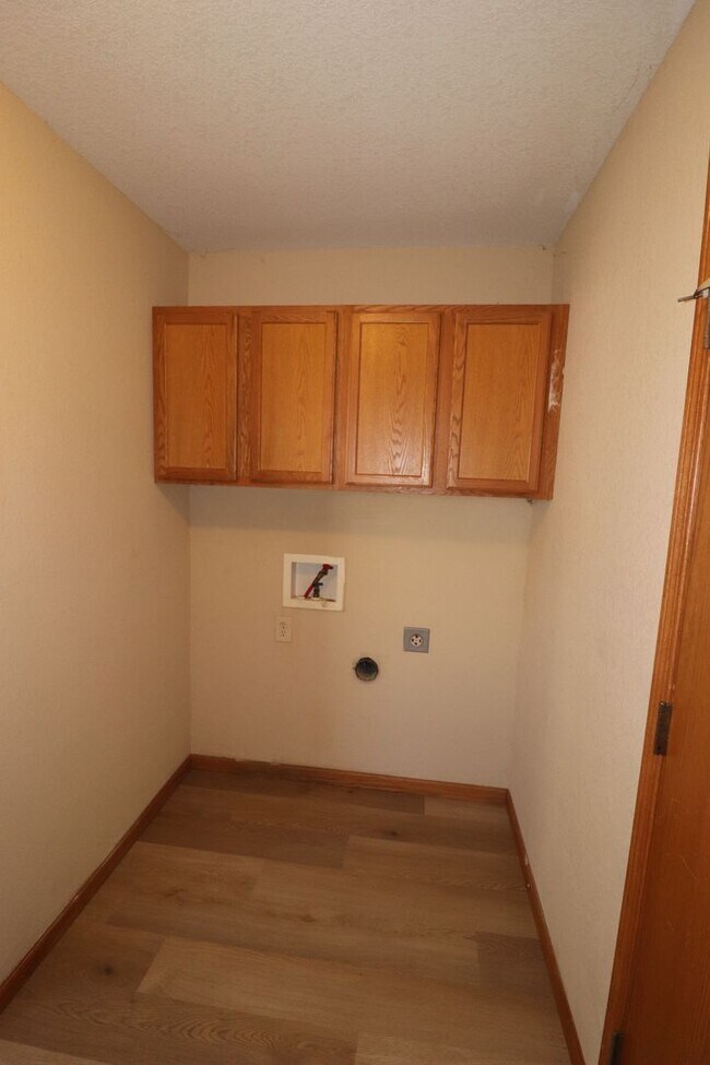 Building Photo - Spacious Duplex for Rent