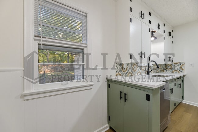 Building Photo - 2046 N Burns Ave