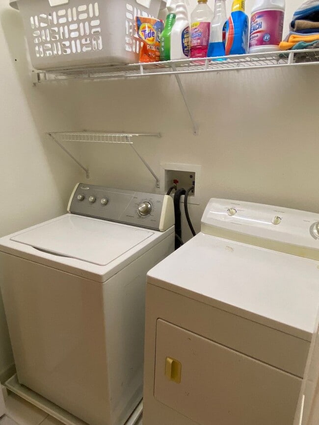 Building Photo - Fully Furnished Town House 3 Bedroom/2.5 B...