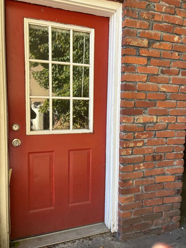 Building Photo - Mt Washington 2 Bedroom Duplex