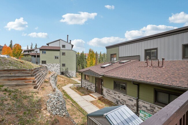 Building Photo - Serenity and Views with this 3 bedroom/3Bathroom Townhome in Buffalo Ridge