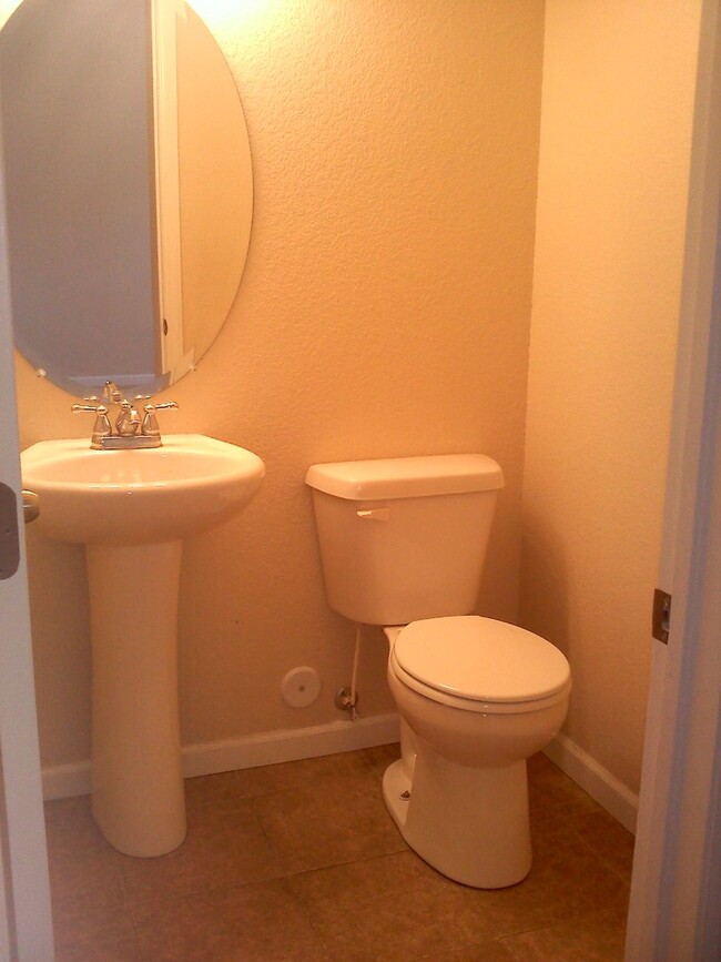 Building Photo - Townhome in the N/E Area for Rent