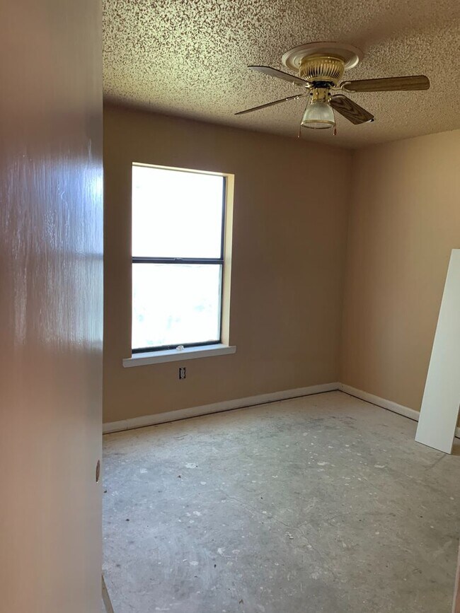 Building Photo - 3/1 Fenced yard Pet Friendly Gladewater ISD