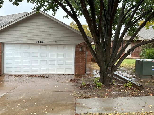 Building Photo - 1929 Lariat Cir