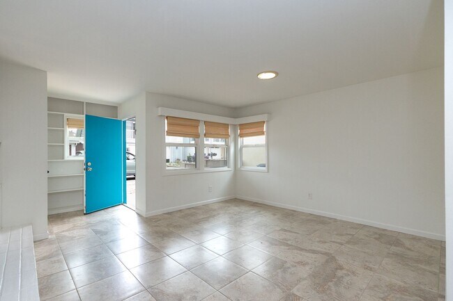 Building Photo - 3 Bedroom + 2 Bathroom Duplex | Silverstrand | Oxnard | Unfurnished