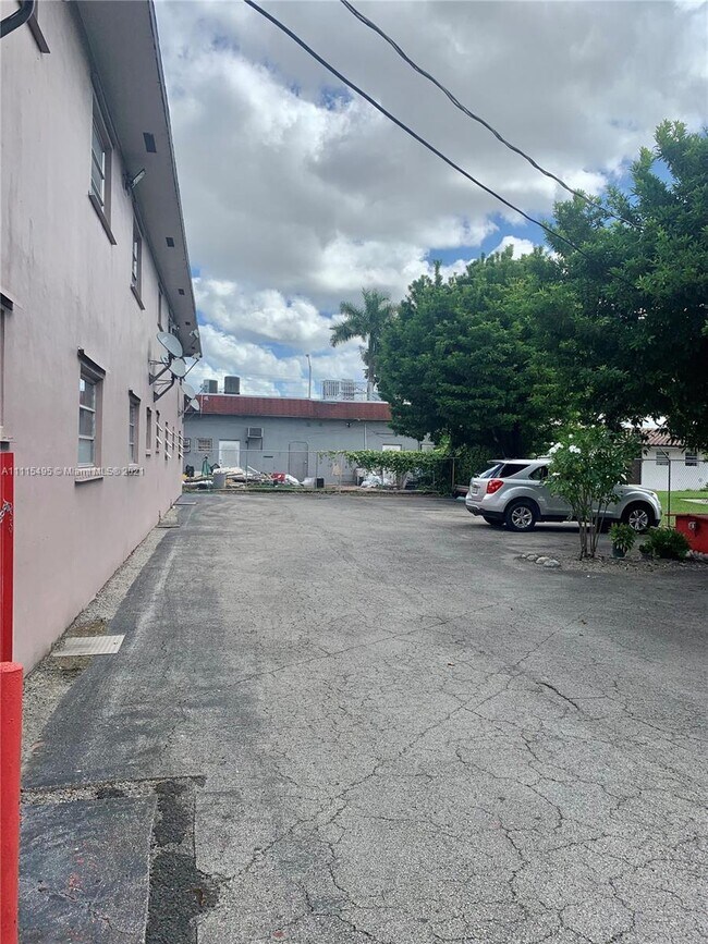 Building Photo - 1250 W 26th Pl