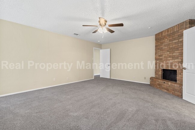 Building Photo - Charming 3-Bedroom Home Just Minutes from ...