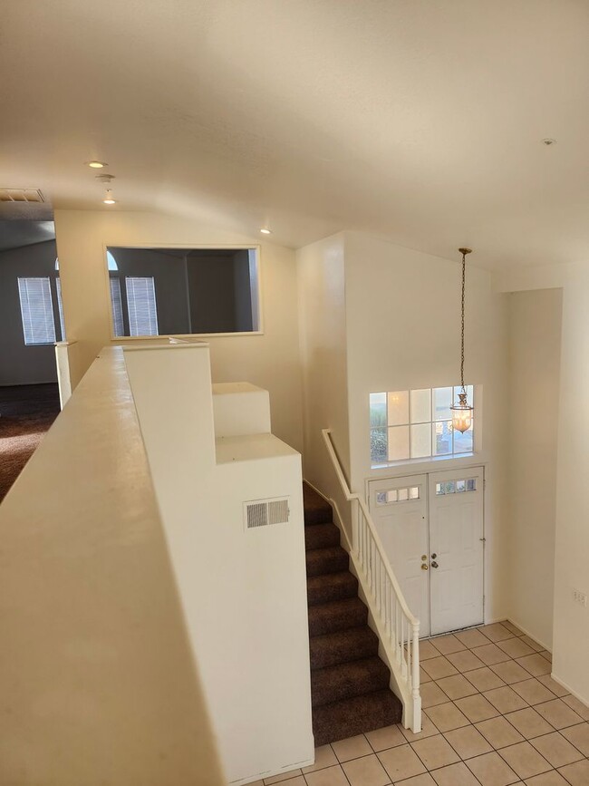 Building Photo - Spacious 4-Bedroom Home in a Prime Location