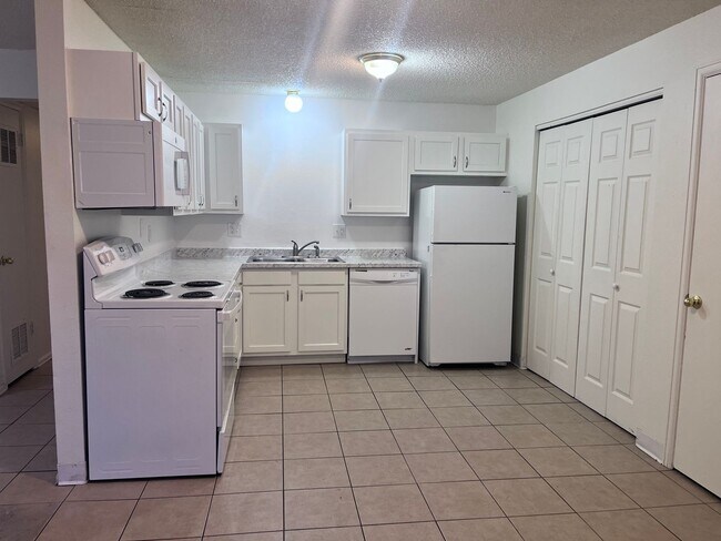 Building Photo - 127 W 45th St