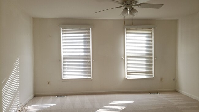 Building Photo - Convenient Location and Great Price!