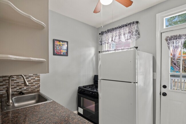 Building Photo - 1109 W 40th St