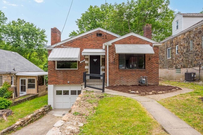 Building Photo - Stunning 2 bedroom home in Penn Hills available August 1!