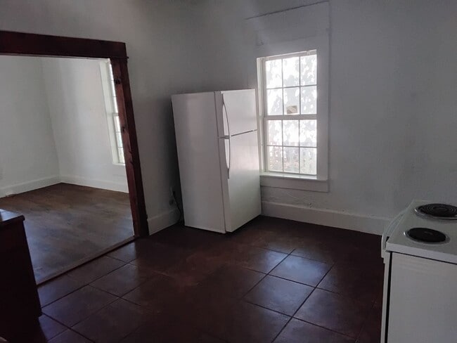 Building Photo - 946 W Poplar St