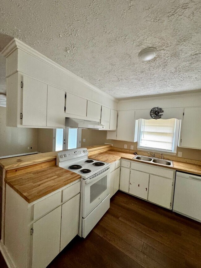 Building Photo - 4 Bed 2 Bath Brick House