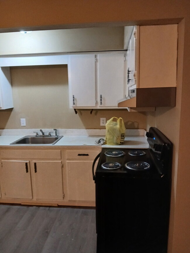 Building Photo - 204 N Warren St