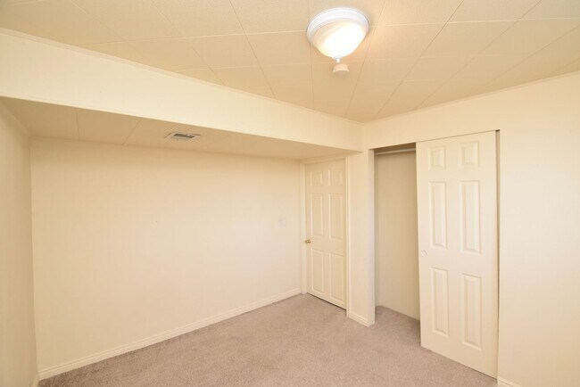 Building Photo - Spacious 5 Bedroom 3 Bathroom Home in Sandy!