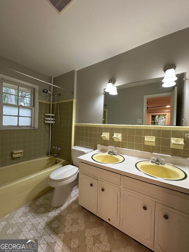 Building Photo - 115 Peyton Rd SW