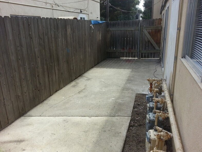 Private yard - 621 N 4th St
