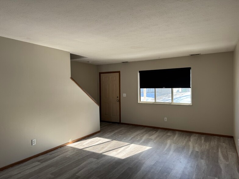 Building Photo - 1833 Cloveridge Dr