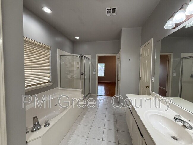 Building Photo - 4419 W Detroit Pl