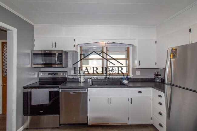 Building Photo - 5th Avenue SE Duplex