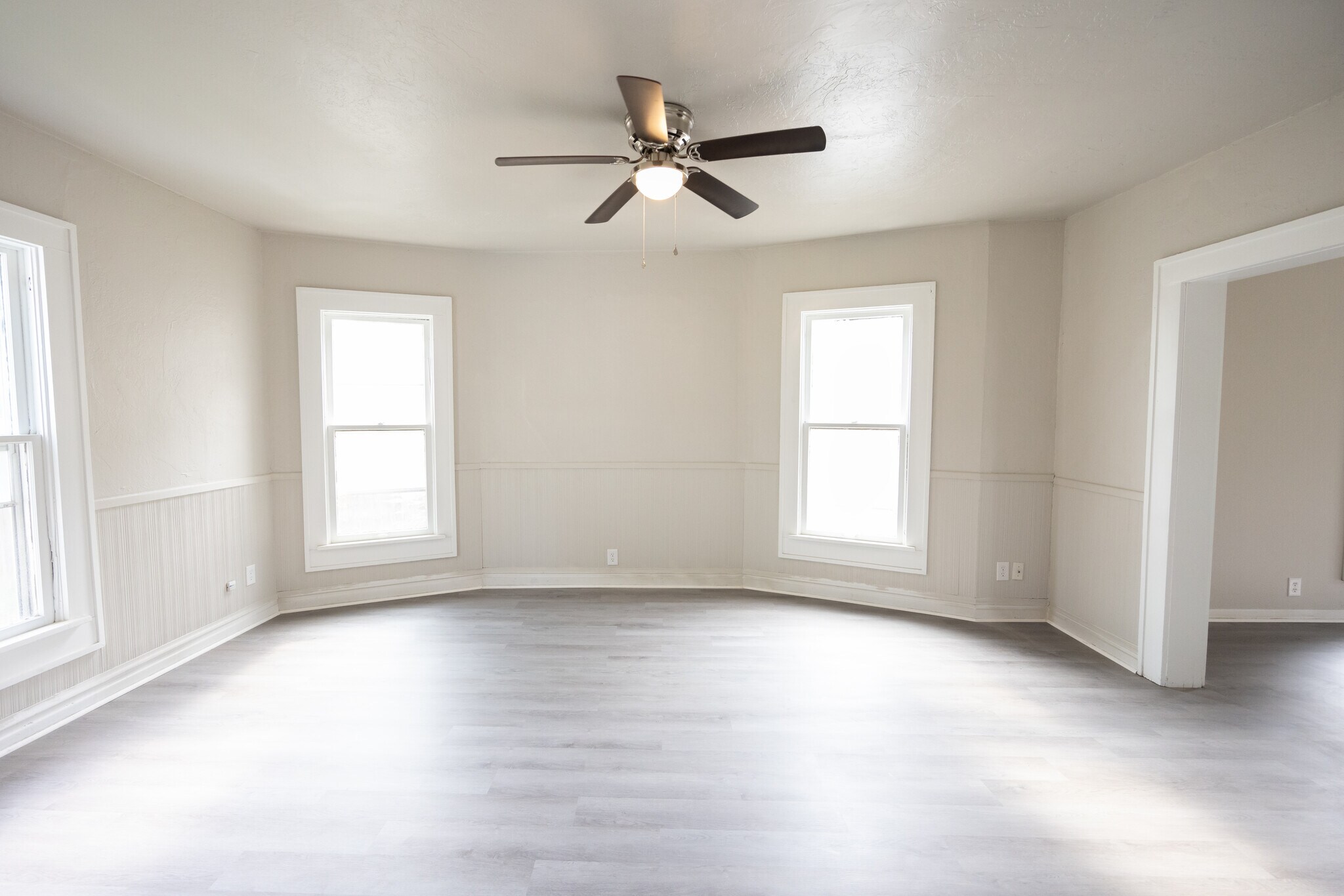 Building Photo - 413 E Hazel Ave