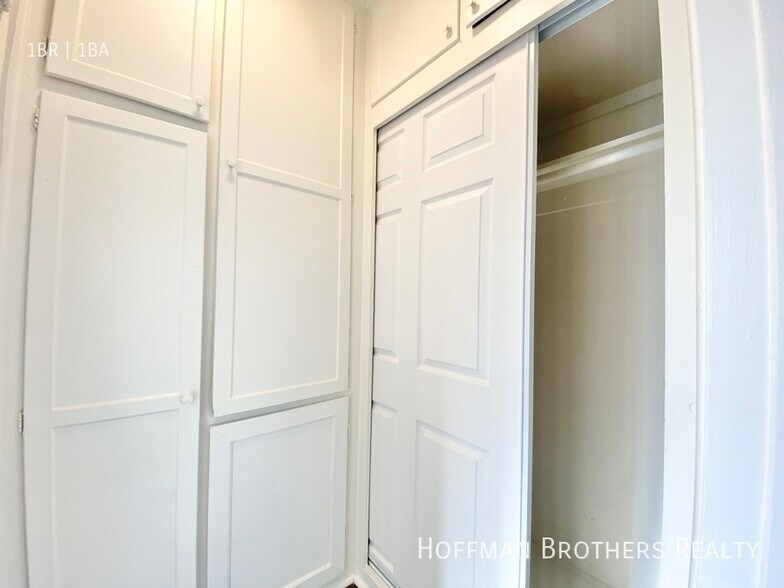 Building Photo - 1661 N Bronson Ave