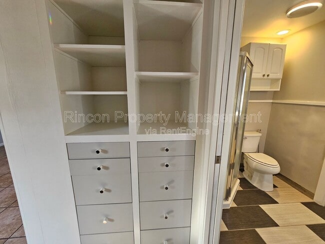 Building Photo - 2810 Sherwin Ave