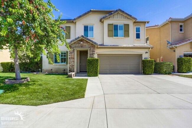 Primary Photo - Beautiful 5Bdm 2.5Ba Home with Mountain Vi...