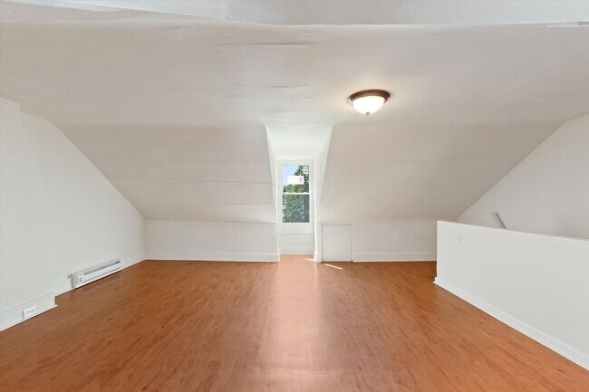 Building Photo - Coming Soon! Bright 3 Bedroom, 1.5 Bath Ho...