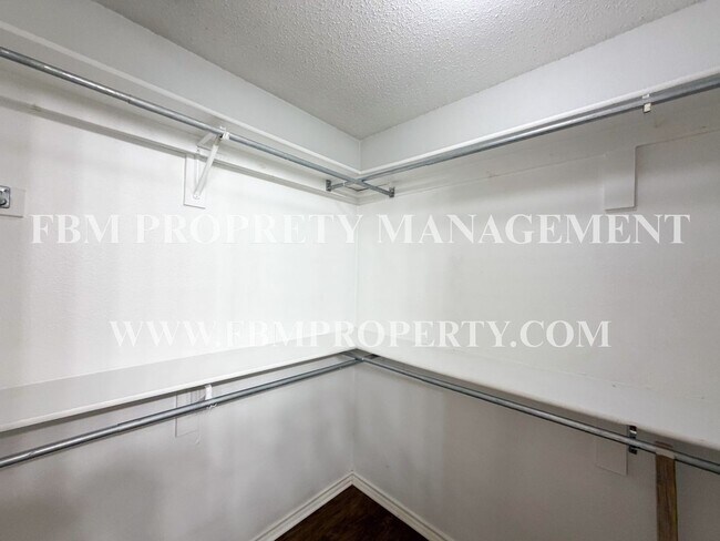 Building Photo - 1000 Short Line Blvd