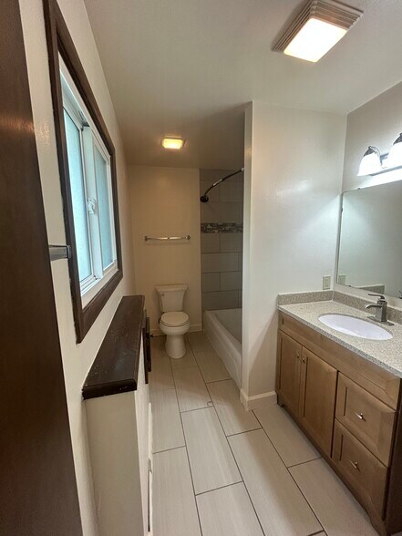 Main bath - 3001 Churchill Dr