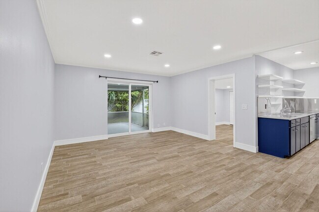 Building Photo - 725 Heron Dr